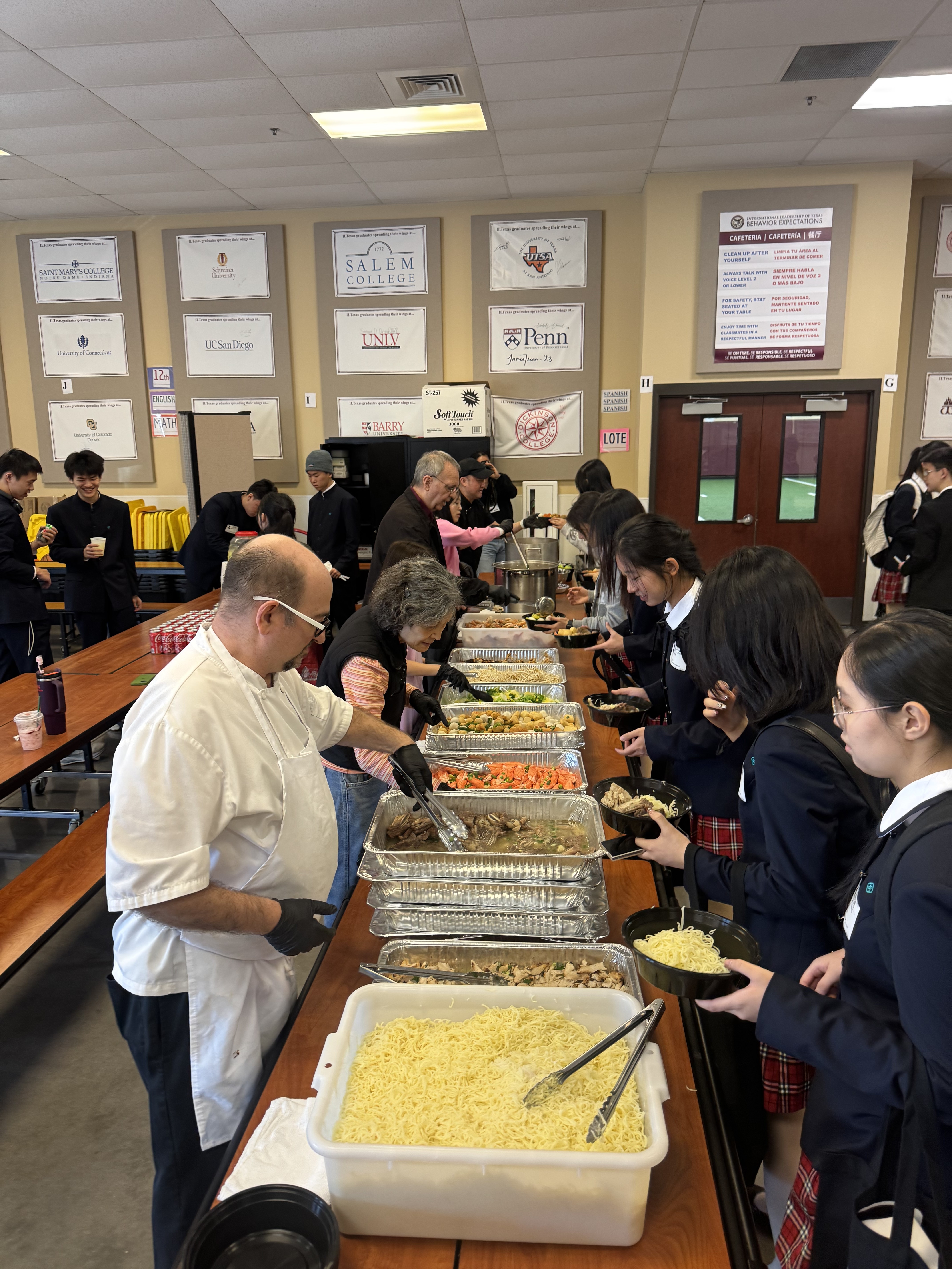 德州国际学校食堂用餐.jpg